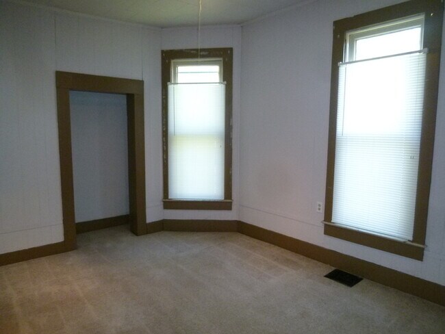 Building Photo - 3 Bedroom Home