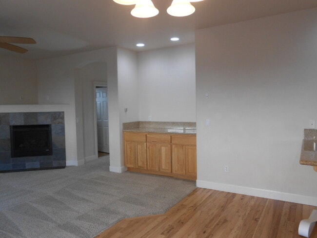 Building Photo - 1056 NE Parkview Ct