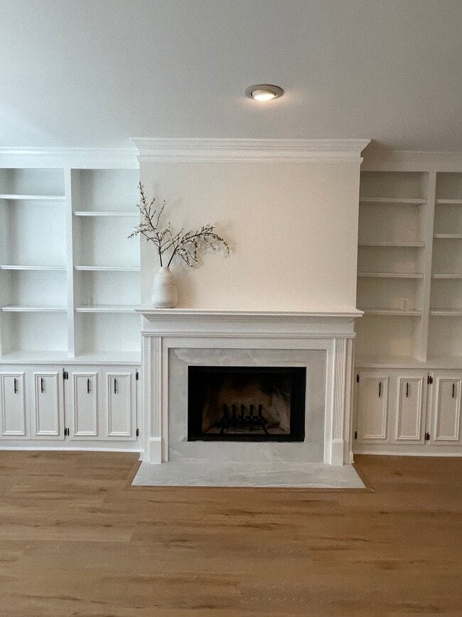Building Photo - 880 Lenox Oaks Cir NE