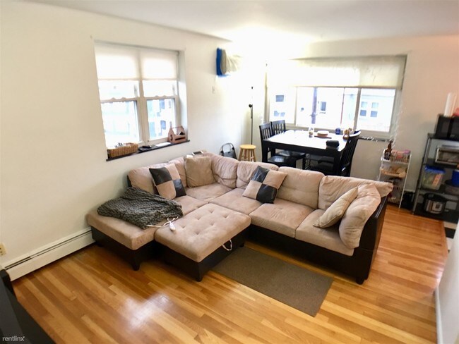 Foto del edificio - 594 Centre St