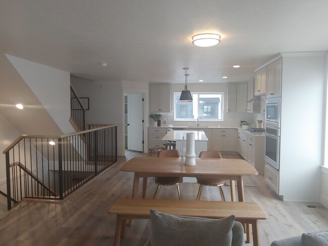 Foto del edificio - Townhome in Prime American Fork Location