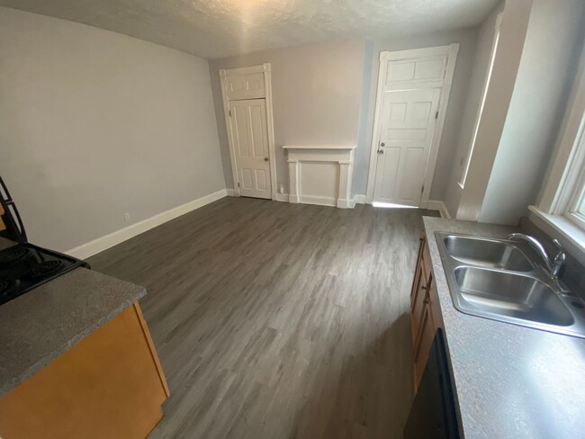Building Photo - LEASE SPECIAL! FOR AUGUST 2025 5 bed/2 bat...