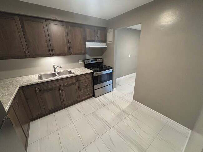 Building Photo - 50 Queenston Dr