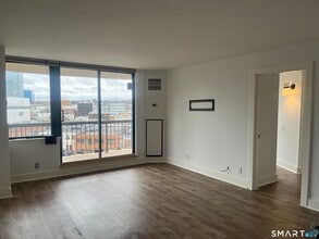 Building Photo - 25 Forest St