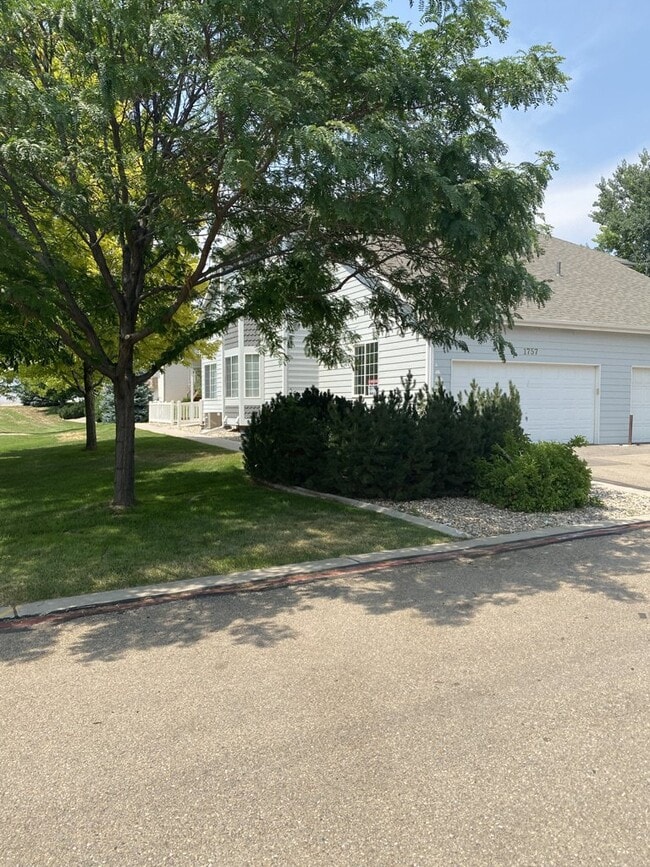 Building Photo - AVAILABLE SEPTEMBER! Charming Townhome in ...