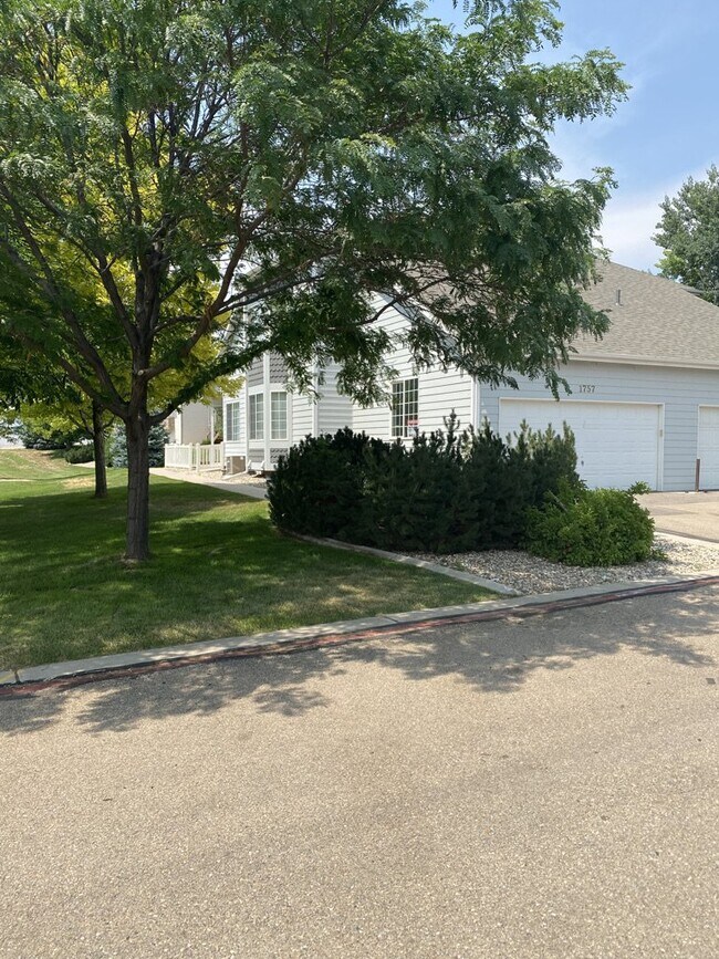 Foto del edificio - AVAILABLE SEPTEMBER! Charming Townhome in ...