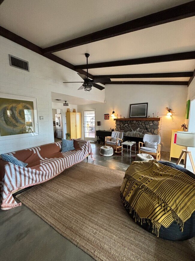 Building Photo - Charming Desert Retreat