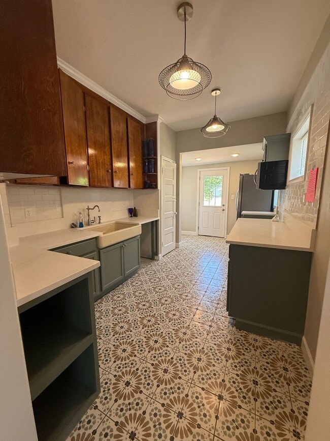 Building Photo - Adorable Home Available