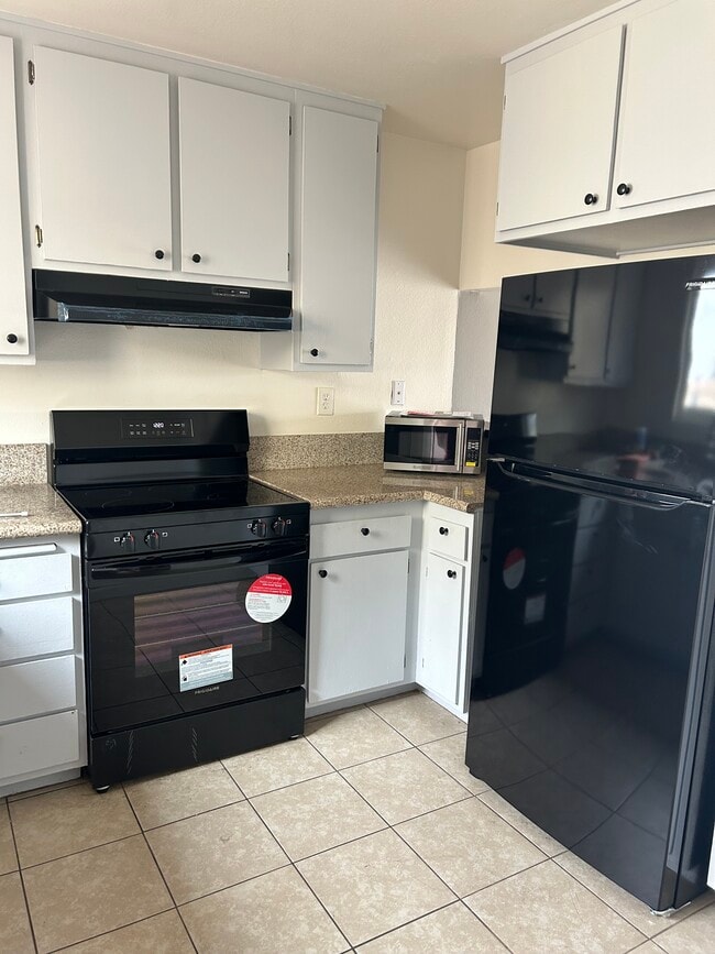 kitchen appliances - 730 N Eucalyptus Ave