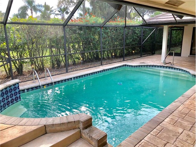 Foto del edificio - 4910 Pine Tree Dr