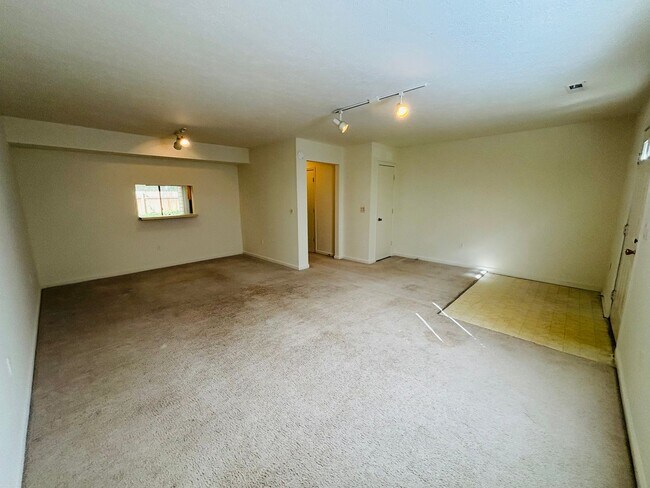 Building Photo - 911 Lora Ln