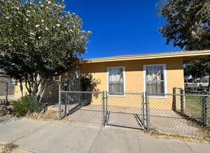 Building Photo - 707 W Newgrove St