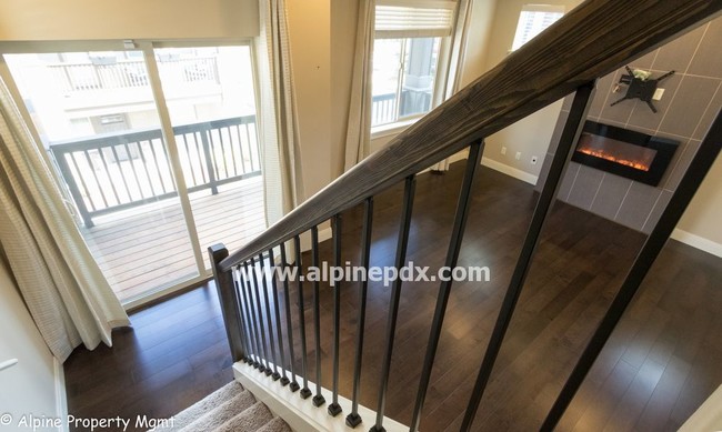 Building Photo - Gorgeous 4 Bedroom at 45 Central