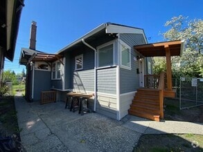Building Photo - 4724 7th Ave NE
