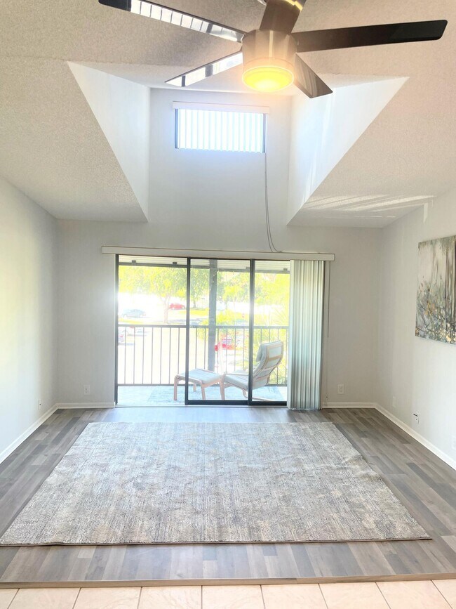 Foto del edificio - 811 Sky Pine Way
