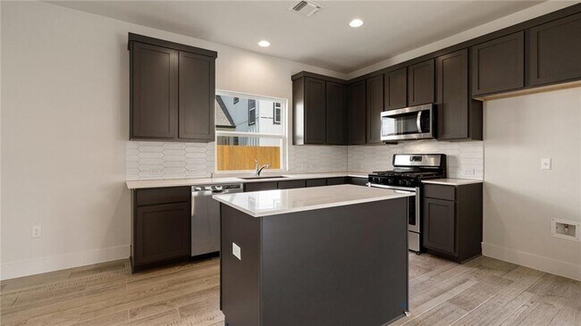 Building Photo - 7812 Hillock Terrace