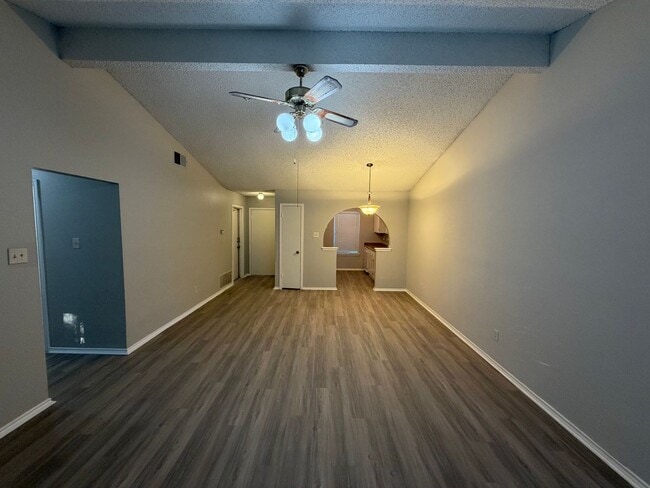 Building Photo - SINGLE STORY 3 BEDROOM HOME IN NORTHWEST C...