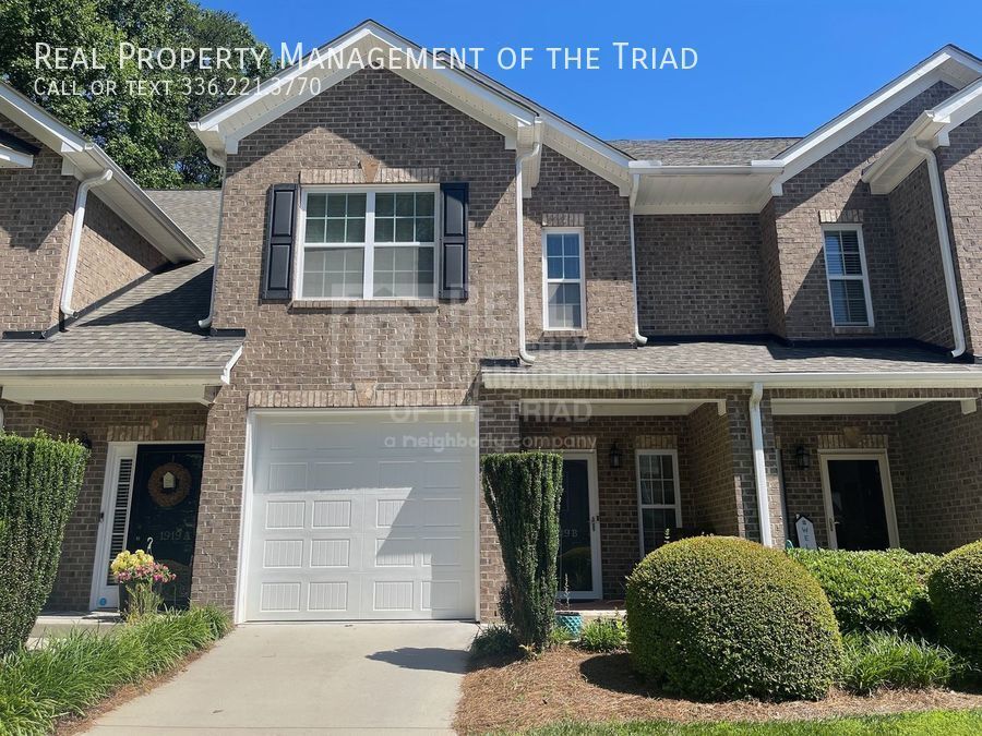 Foto principal - Quaint 3 Bedroom, 2 1/2 Bath Townhouse in ...