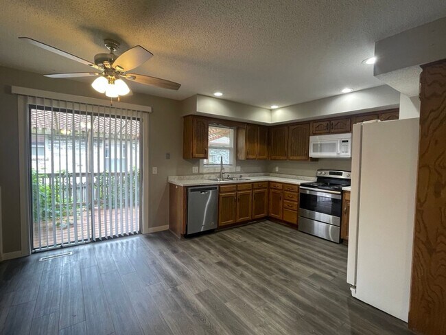 Foto del edificio - MOVE IN SPECIAL: First Full Month Free - 3...