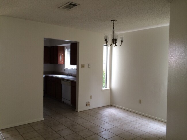 Foto del edificio - FEEL AT HOME AT LAKE SHORE VILLAS APARTMEN...