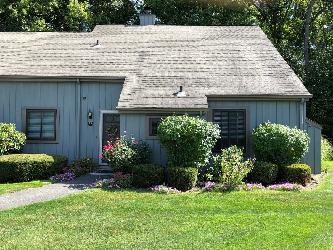 7 Locust Ln, Brookfield, CT 06804 Condo for Rent in Brookfield, CT