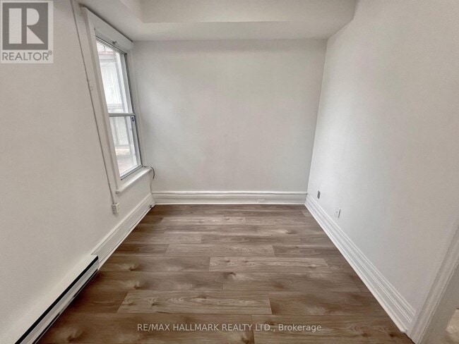 Building Photo - 454 Bloor St W