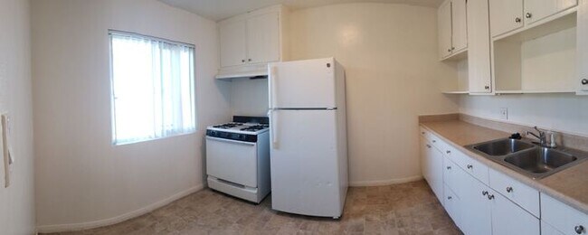 Building Photo - Bright end unit in La Mesa!