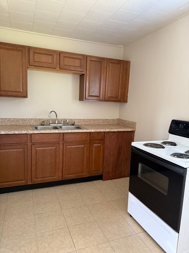 Building Photo - 2 Bedroom duplex with garage, Washer and D...
