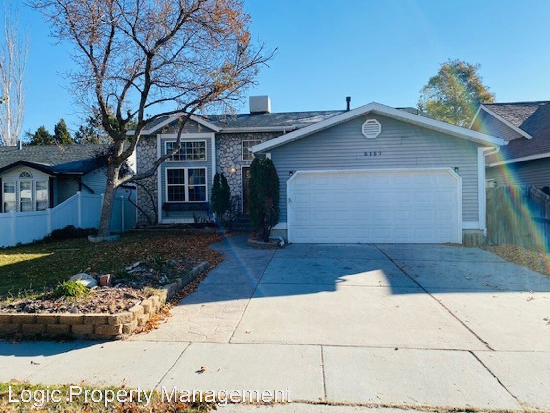 Foto principal - 5 br, 2 bath House - 6167 South Azure Mead...