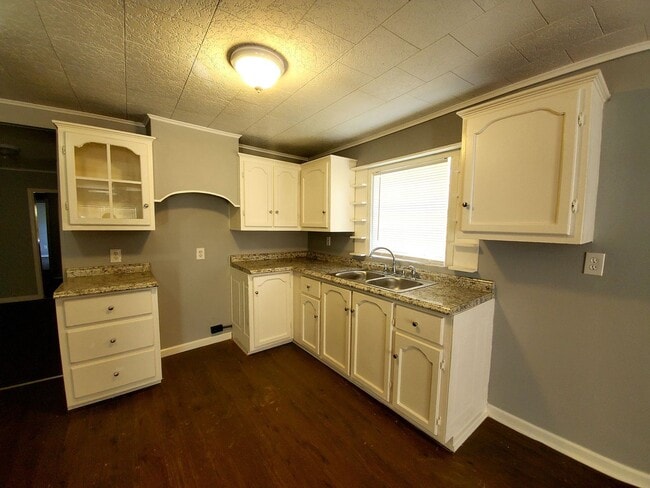 Building Photo - Amazing 4 Bedroom home with large yard