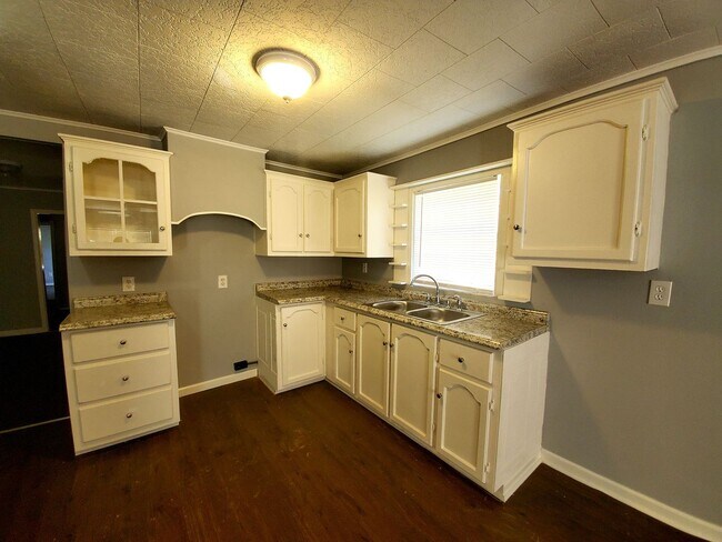 Foto del edificio - Amazing 4 Bedroom home with large yard