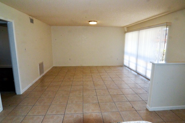 Sala de estar soleada - 1217 Park Ave