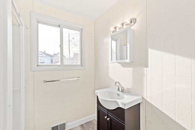 Photo - Stunning 3 bedroom home in Ambridge available August 1!