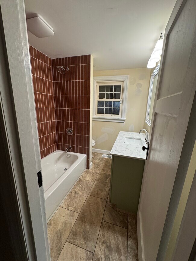 Baño 2 de la planta principal - 1048 Wilmington Ave