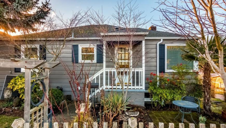 Foto principal - 3 bedroom in Seattle WA 98116