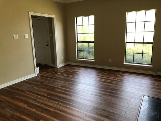 Foto del edificio - 3512 Coventry Ln