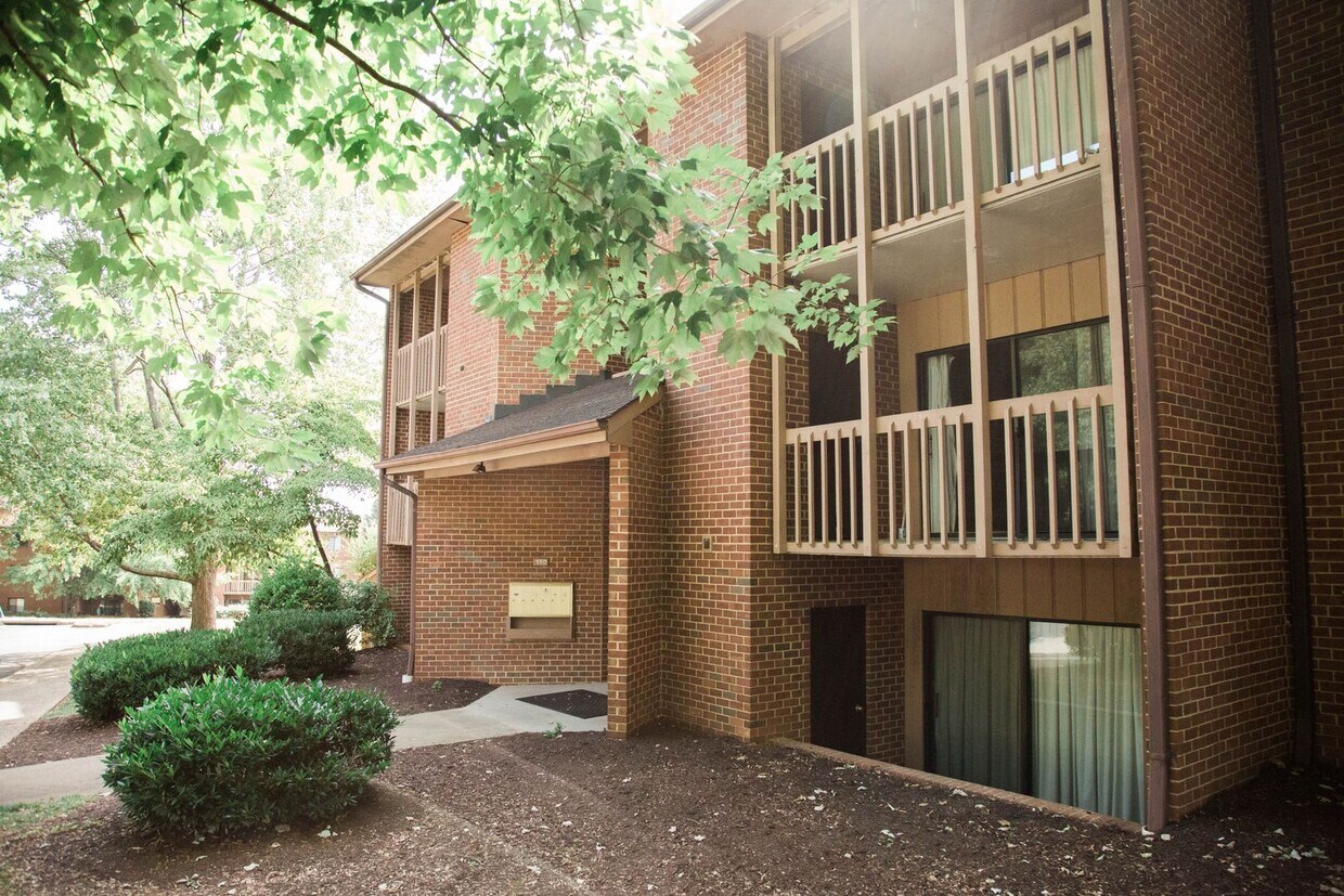Primary Photo - Top Floor One Bedroom in Turtle Creek | Po...