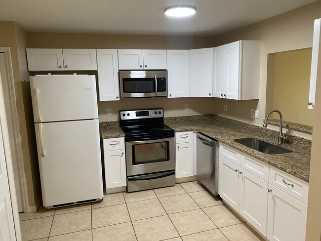 Building Photo - Centrally located 3 Bedroom, 2 Bath Duplex
