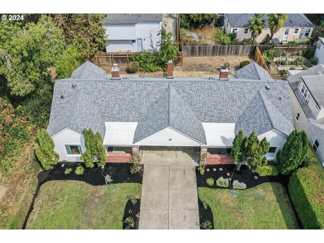 Foto del edificio - 2 bedroom duplex in Amazon Neighborhood