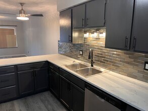 Building Photo - 5174-5174 Belle Isle Dr