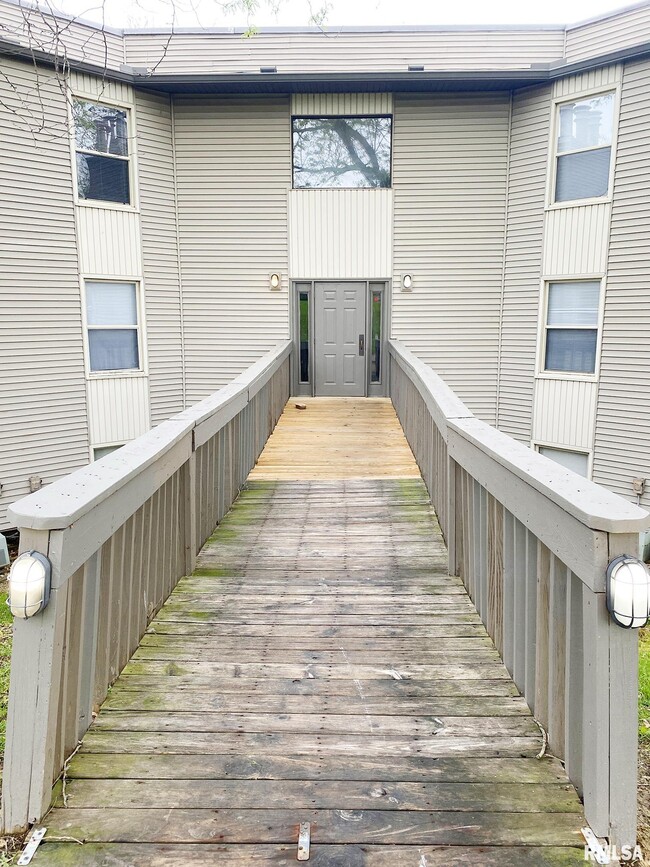 Building Photo - 5905 W Ridgecrest Dr