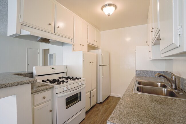 Building Photo - 1528 S Bundy Dr