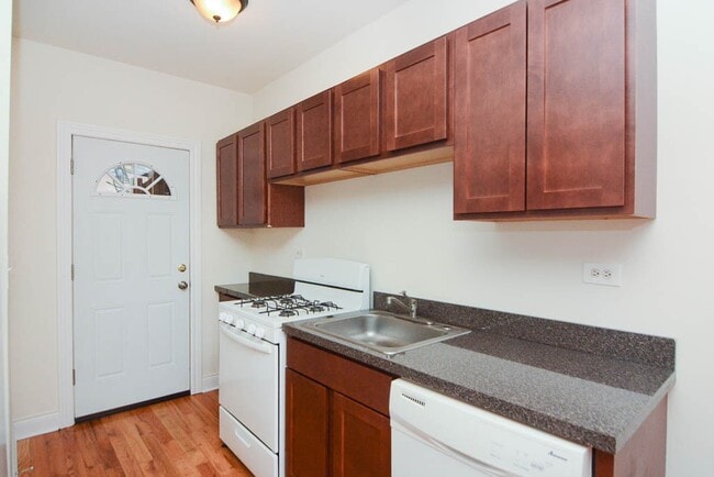 Building Photo - 629 W Cornelia Ave