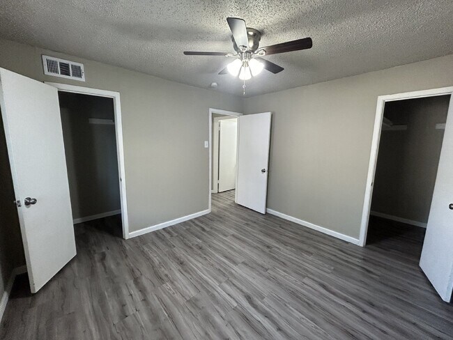 Foto del edificio - Fourplex one bedroom unit is ready to move...