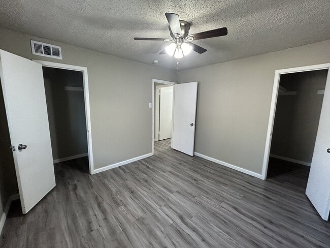Building Photo - Fourplex one bedroom unit is ready to move...