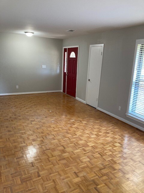Building Photo - 151 Country Club Dr