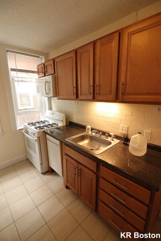 Primary Photo - 11 Barrows St
