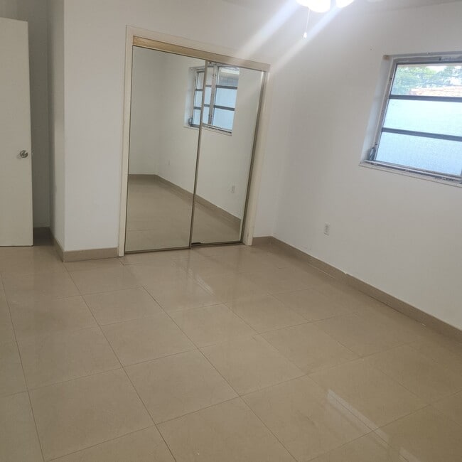 Foto del edificio - 828 NW 32nd Pl