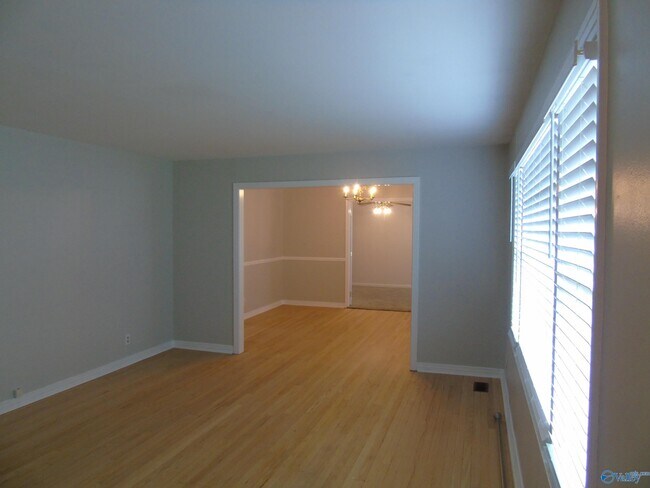 Building Photo - 2611 Woodview Dr SE