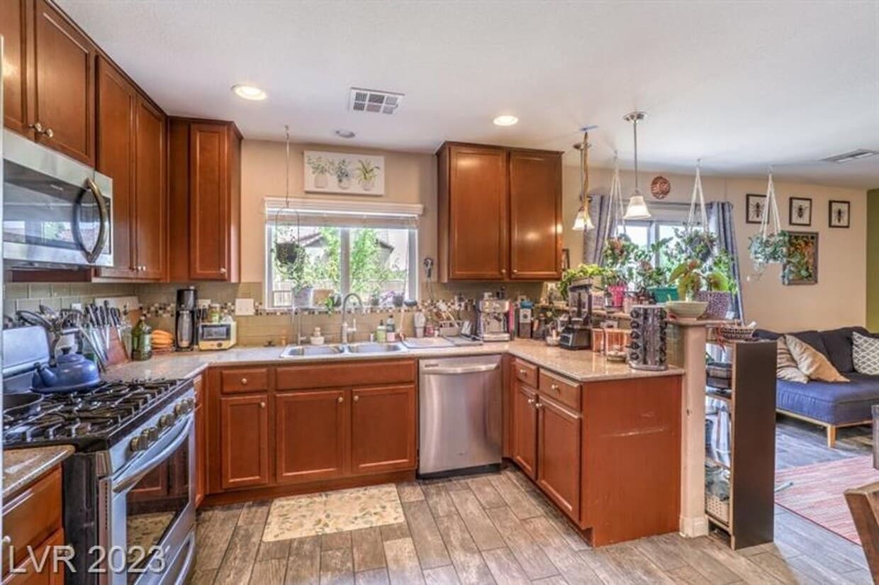 Building Photo - Sleek & Stylish 3-Bed Home with Gorgeous K...